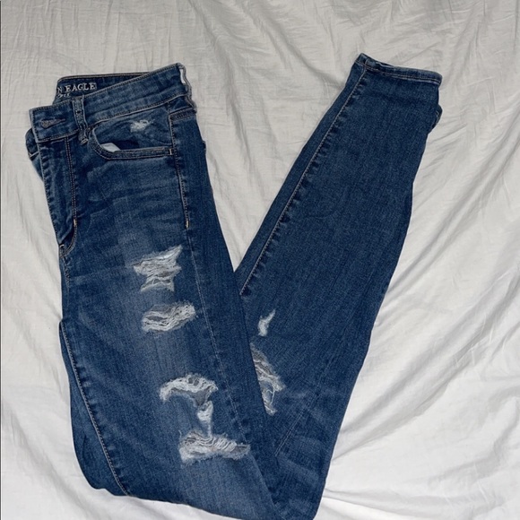 slightly ripped blue jeans - Picture 4 of 4